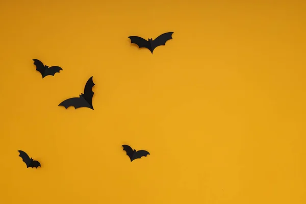 Κίτρινο Φόντο Μαύρες Νυχτερίδες Στυλ Halloween — Φωτογραφία Αρχείου