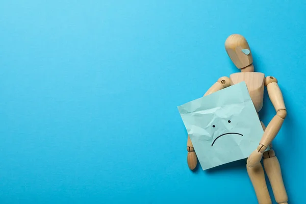 Hombre Madera Con Papel Con Emoji Triste Sobre Fondo Azul — Foto de Stock