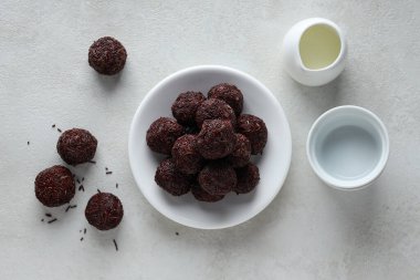 Brigadeiro ve kaseler beyaz arka planda, üst manzara