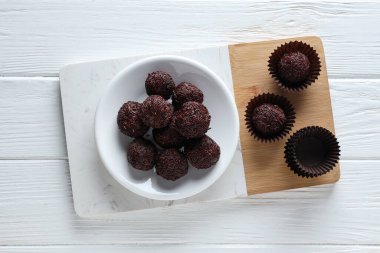 Brigadeiro kasede ve mutfak masasında beyaz ahşap arka planda, üst manzara