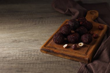 Brigadeiro ahşap zemin üzerinde mutfak tahtasında, metin için boşluk