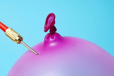 Mavi arka planda balon ve dart, yakın çekim