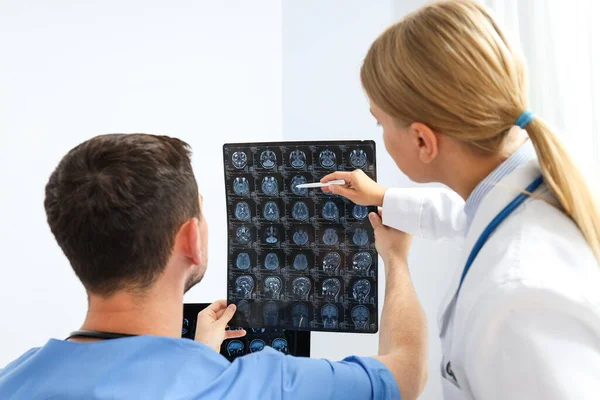 Doctors Look Mri Images Human Head — Stock Photo, Image