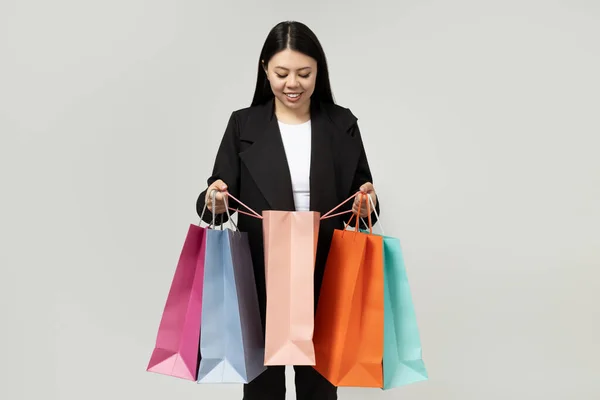 Dziewczyna Azjatyckim Wyglądzie Papierowymi Torbami Zakupy — Zdjęcie stockowe