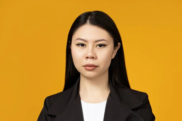 Nagyon Aranyos Ázsiai Lány Közelkép Portré Sárga Háttérrel — Stock Fotó
