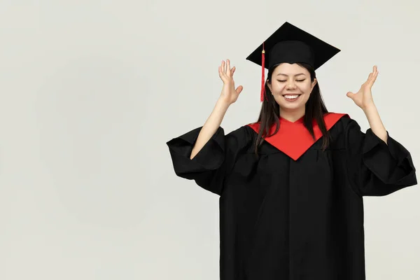 Una Chica Apariencia Asiática Graduada Universitaria Sobre Fondo Gris —  Fotos de Stock