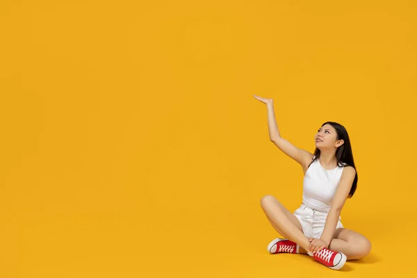 Asyalı Kız Elini Dağa Uzatıyor Sarı Arka Planda Mesaj Için — Stok fotoğraf