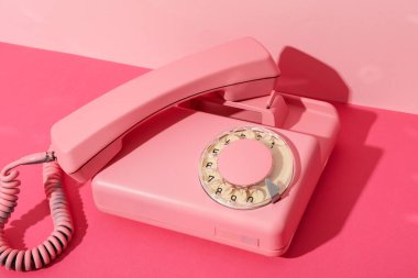 Barbiecore, pembe renkli stil konsepti, Barbiecore tarzı.