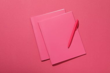 Barbiecore, pembe renkli stil konsepti, Barbiecore tarzı.