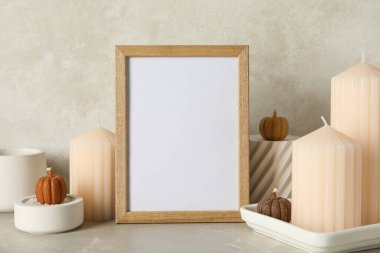 Bej arkaplanda mumlar ve fotoğraf çerçevesi, metin için boşluk