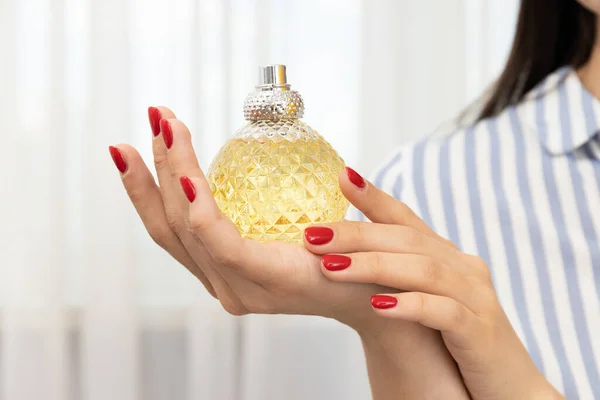 Botella Perfume Manos Femeninas Sobre Fondo Claro Cerca — Foto de Stock