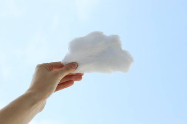 Gökyüzüne karşı elinde bir pamuk bulutu
