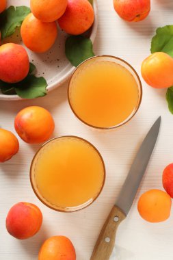 Kayısı ile kompozisyon, lezzetli ve taze meyve kavramı