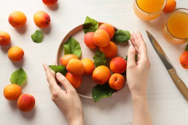 Kayısı ile kompozisyon, lezzetli ve taze meyve kavramı