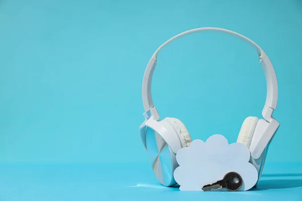 Full Size Headphones White Paper Cloud Key Blue Background Place — Stock Photo, Image