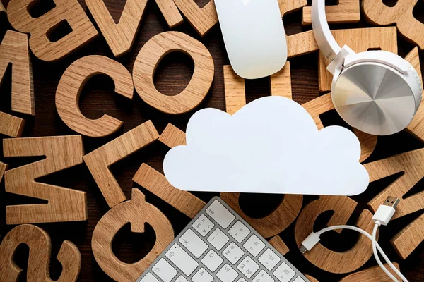 Bílý Papírový Mrak Gadgets Pozadí Dřevěných Písmen Cloud Computing Koncept — Stock fotografie