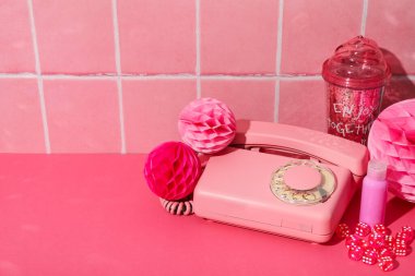 Barbiecore, pembe renkli stil konsepti, Barbiecore tarzı.