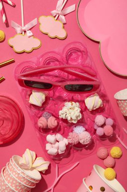 Barbiecore, pembe renkli stil konsepti, Barbiecore tarzı.