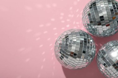 Barbiecore, pembe renkli stil konsepti, Barbiecore tarzı.