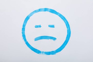 Beyaz arkaplanda mavi üzgün ifade, üst görünüm