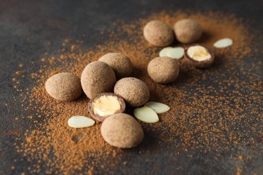 Lezzetli ve tatlı yiyecekler, çikolatalı badem.