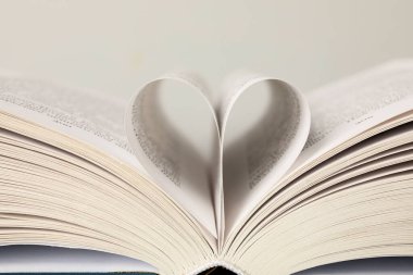 Beyaz arkaplan üzerine kitap sayfalarından kalp, kapat