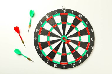 Hedef, dart tahtası, ortayı vurmak. Hafif bir arkaplanda