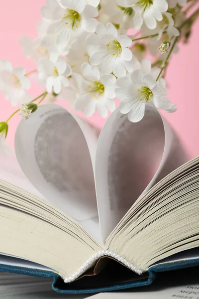 Corazón Páginas Libros Flores Sobre Fondo Rosa Primer Plano —  Fotos de Stock