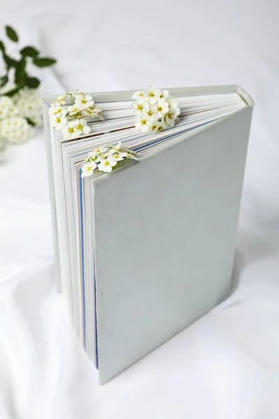 Buch Und Kleine Blumen Auf Weißem Hintergrund — Stockfoto