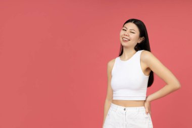 Pembe arka planda güzel bir Asyalı kız