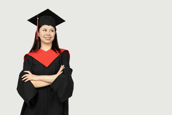 Ein Mädchen Asiatischen Aussehens Ein College Absolvent Auf Grauem Hintergrund — Stockfoto