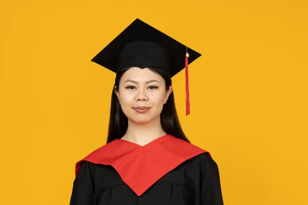 Ένα Όμορφο Κορίτσι Ασιατικής Καταγωγής Ένας Φοιτητής Αποφοίτηση — Φωτογραφία Αρχείου