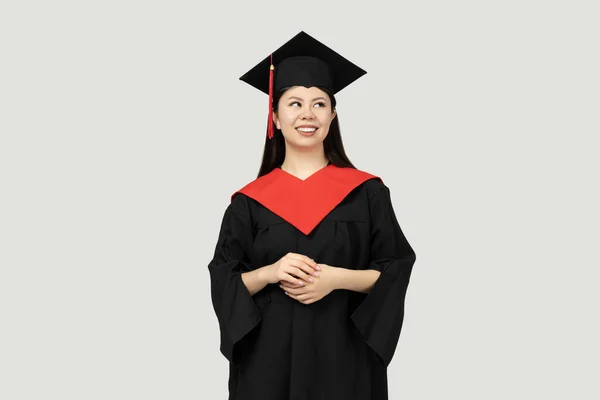 Uma Menina Aparência Asiática Graduado Faculdade Fundo Cinza — Fotografia de Stock