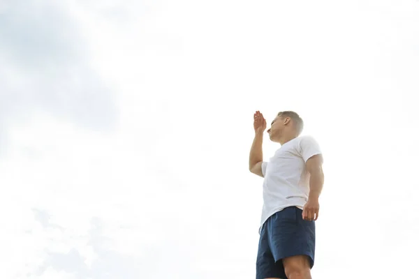 Ένας Άντρας Κοιτάζει Την Απόσταση Χέρι Του Υψώνεται Στο Βουνό — Φωτογραφία Αρχείου