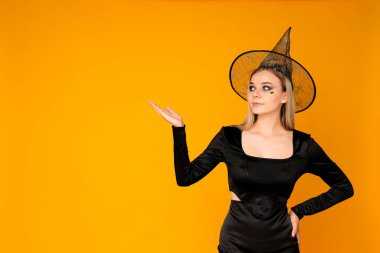 Cadılar Bayramı kostümlü kız, mesaj atmak için yeri var.