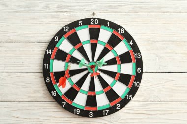 Hedef, dart tahtası, ortayı vurmak. Hafif bir arkaplanda