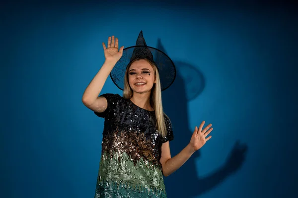 Une Fille Costume Halloween Danse Une Fête Sur Fond Bleu — Photo