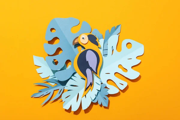 Papier Niebieski Liście Tropikalne Żółtym Tle Papugą — Zdjęcie stockowe