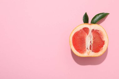 Sulu yaz meyvesi - greyfurt, taze yiyecek kavramı