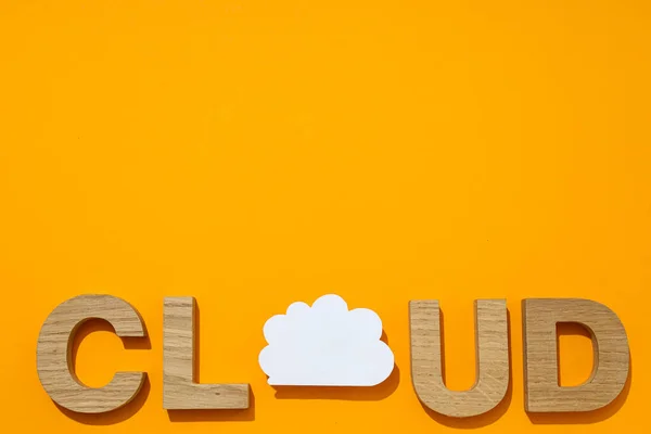 Slovo Cloud Dřevěnými Písmeny Žlutém Pozadí Místo Pro Text — Stock fotografie