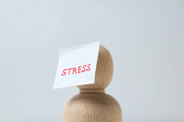 Trä Figur Och Papper Med Ord Stress Vit Bakgrund Närbild — Stockfoto