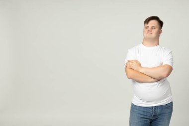 Kotlu ve beyaz tişörtlü gülümseyen genç adam kameranın önünde poz veriyor, mesaj için yer var.