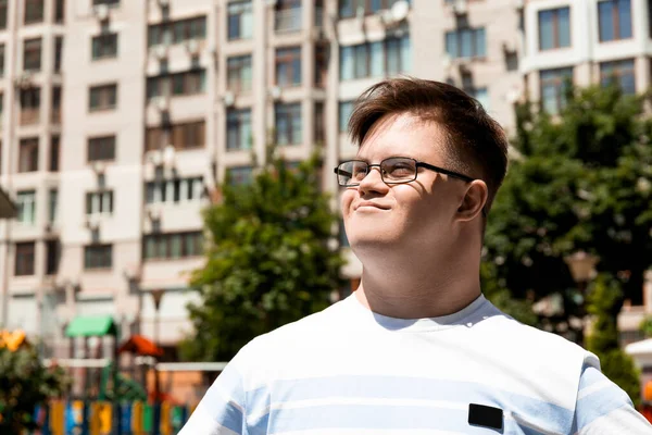 Sendromlu Gülümseyen Genç Bir Adam Yazın Şehrin Arka Planında Poz — Stok fotoğraf