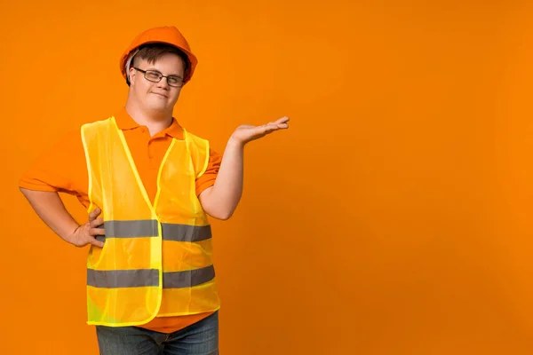 Leende Ung Man Med Dun Syndrom Glasögon Arbete Uniform Med — Stockfoto
