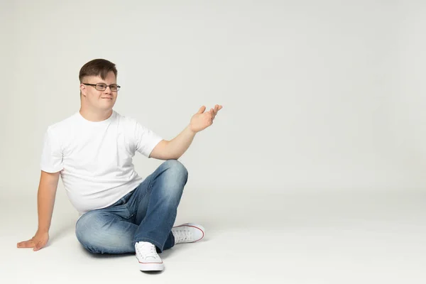 Gözlüklü Kot Pantolonlu Beyaz Tişörtlü Gülümseyen Genç Adam Kameranın Önünde — Stok fotoğraf