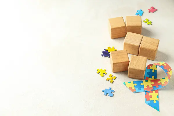 Band Mit Bunten Puzzleteilen Und Holzwürfeln Auf Hellem Hintergrund Platz — Stockfoto