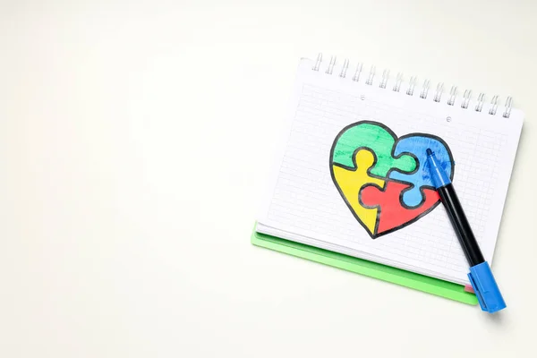 Cuaderno Con Corazón Del Rompecabezas Dibujado Sobre Fondo Blanco Lugar —  Fotos de Stock