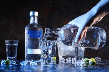 Odessa, Ukrayna, 09.08.2023: Alkol içeceği - Absolut vodka