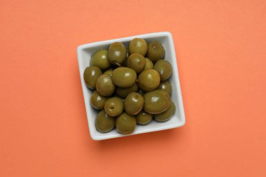 Pembe arka planda zeytinler, üst manzara.