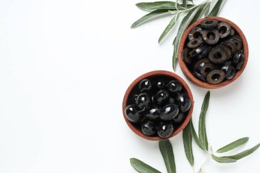 Beyaz arkaplanda kaselerde zeytinler, metin için boşluk